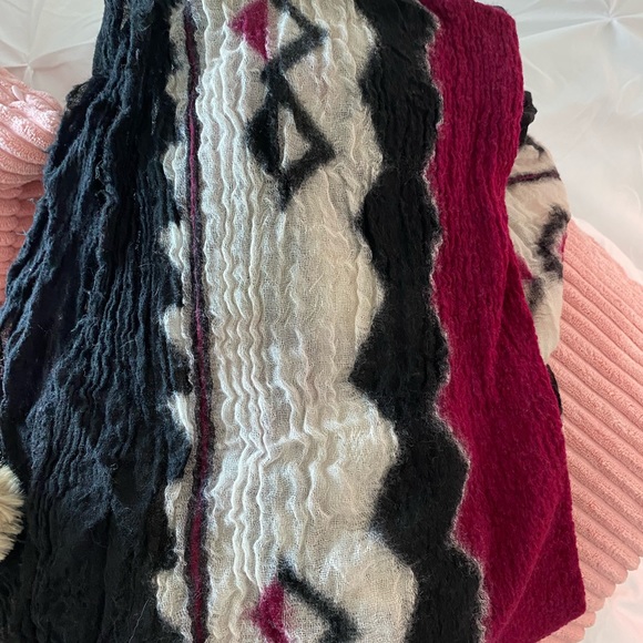 NWOT 100% wool burgundy, blk & white scarf. Purchased in Paris! Perfect cond $10 - Picture 5 of 6